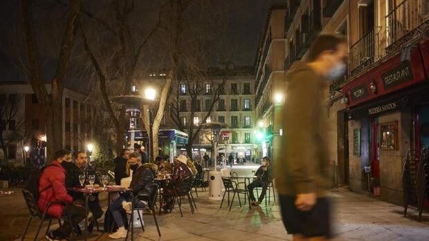 Madrid mantendrá el toque de queda a las 22 horas y no alargará el horario de cierre de bares y comercios