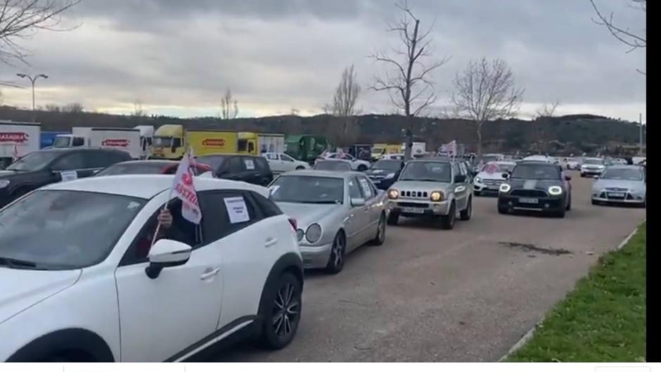 Caravana de coches en Toledo para protestar por el cierre de la hostelería