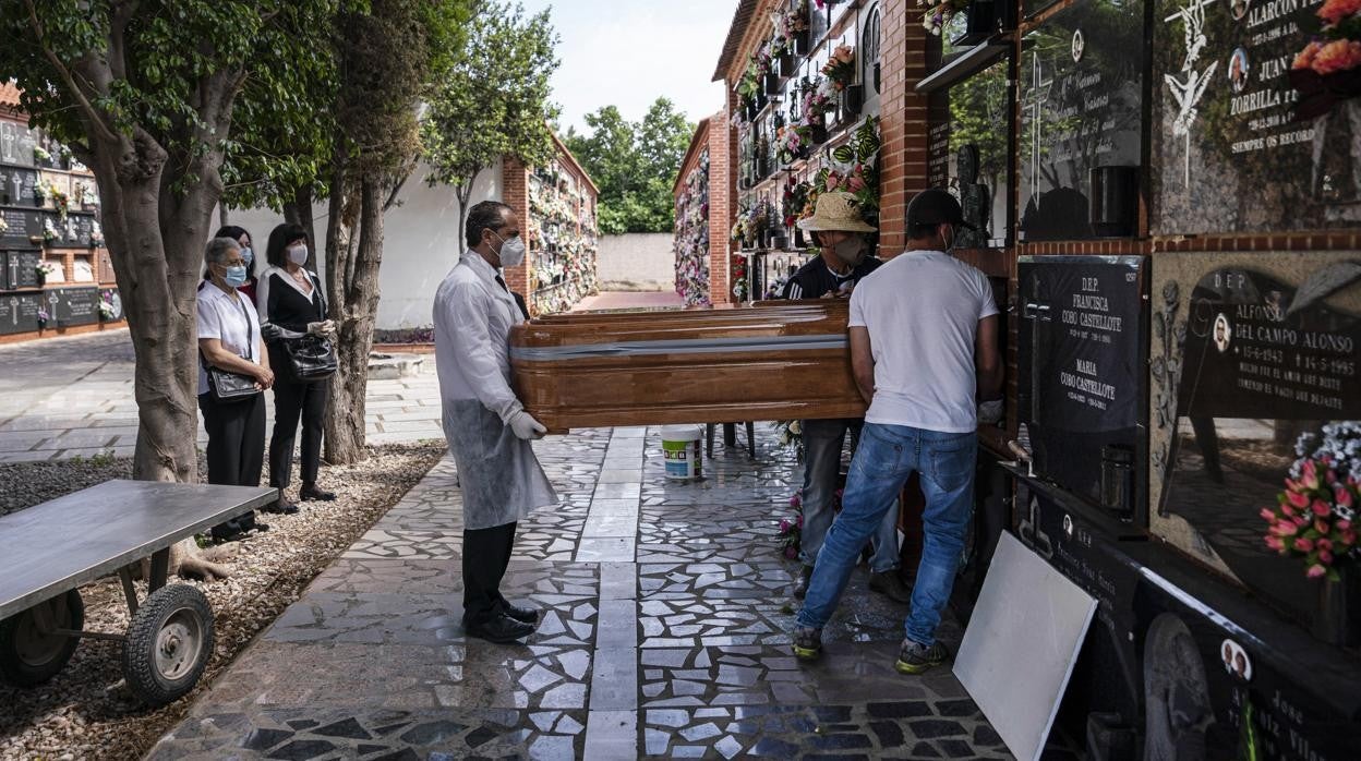 Imagen de archivo del entierro de una mujer fallecida por coronavirus en Valencia