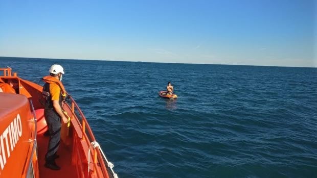 Hallan el cadáver del joven que cayó al mar desde una barca hinchable en Valencia