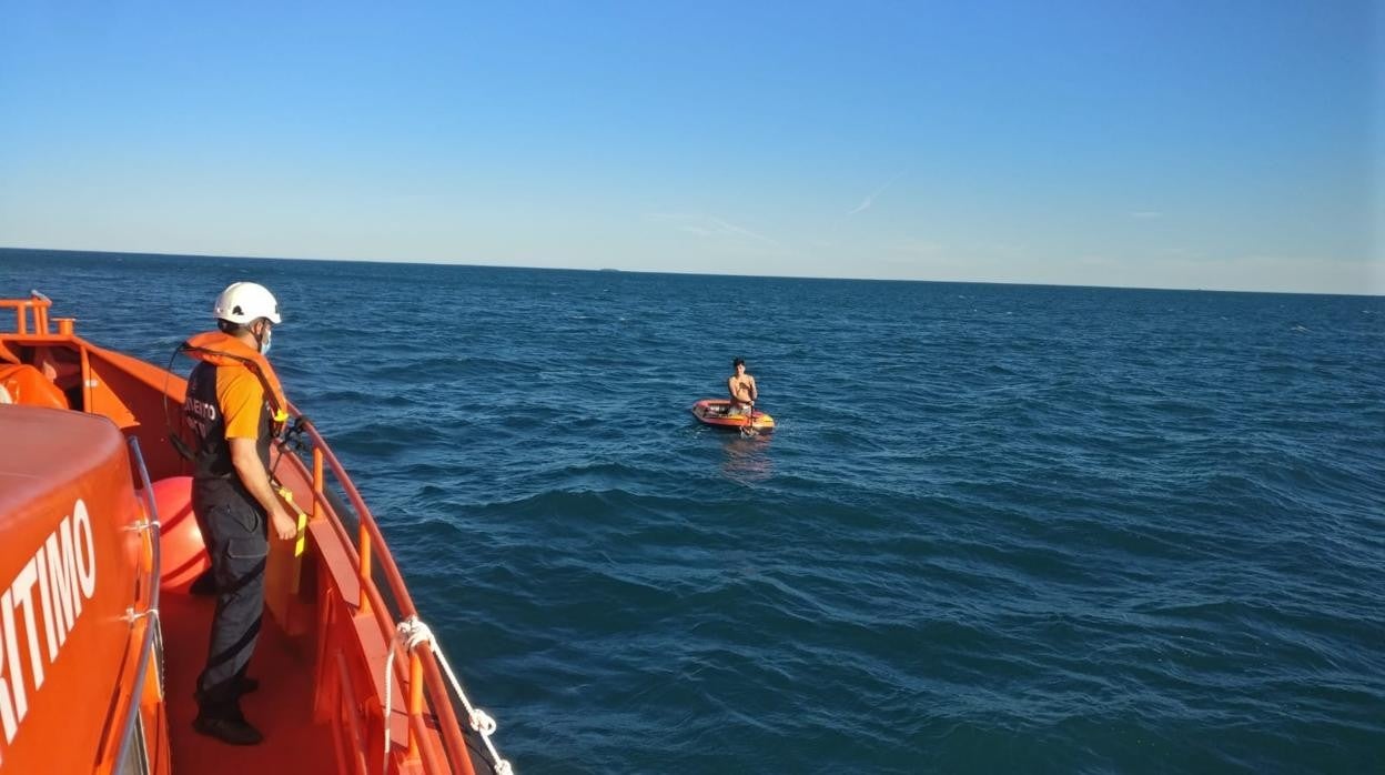 Imagen del rescate de uno de los ocupantes de la barca hinchable