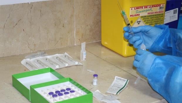 Un juzgado insta a Sanidad a vacunar de coronavirus a los médicos de la privada en Castellón