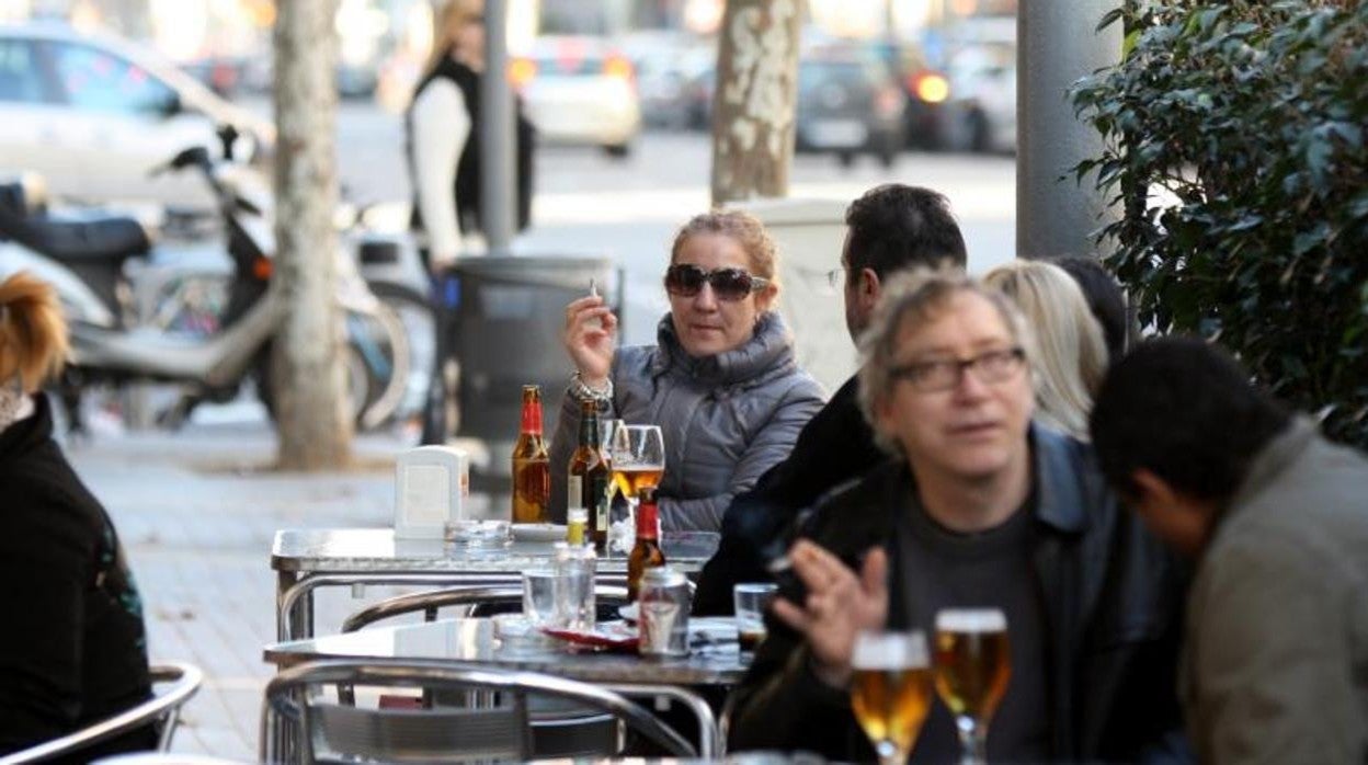 Personas en una terraza de Barcelona