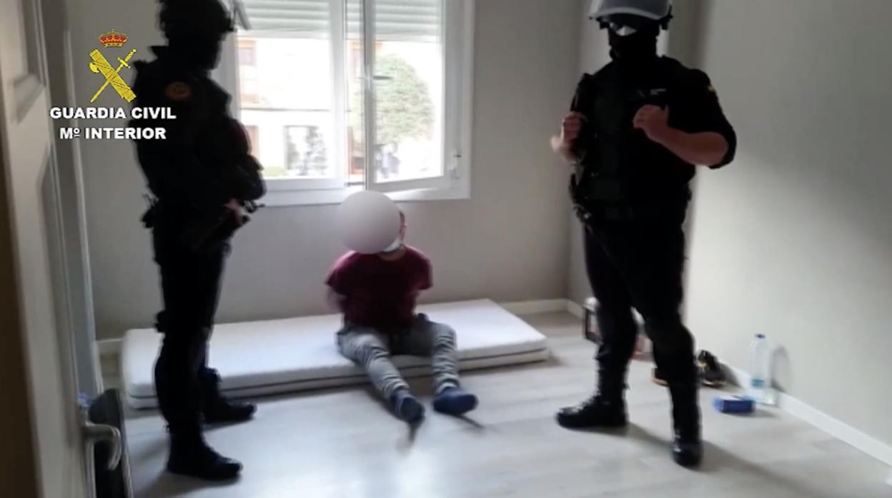 El fugitivo, tras ser esposado por la Guardia Civil en la vivienda de Borja en la que se escondía