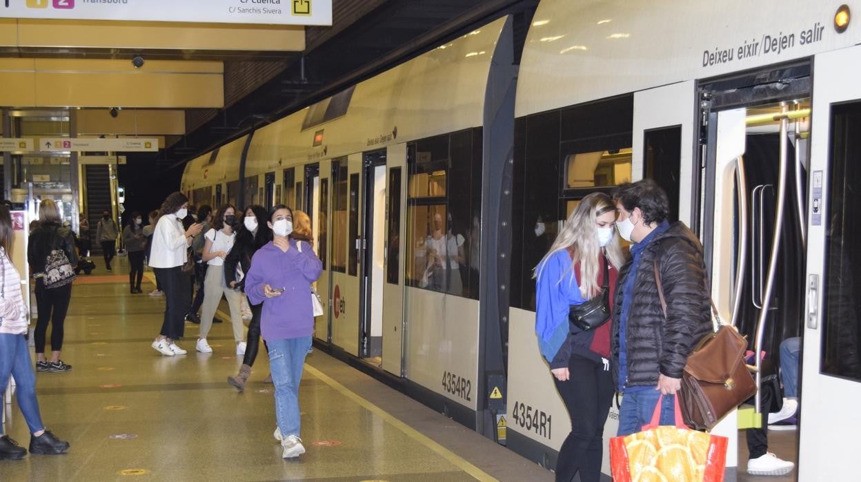 Restricciones en Valencia: la Generalitat pide a los usuarios del Metro que no hablen por el móvil