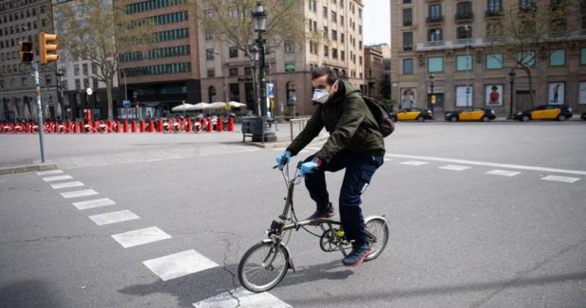 Condenados a entenderse: la Síndica y el RACC piden un «pacto» entre ciclistas y conductores