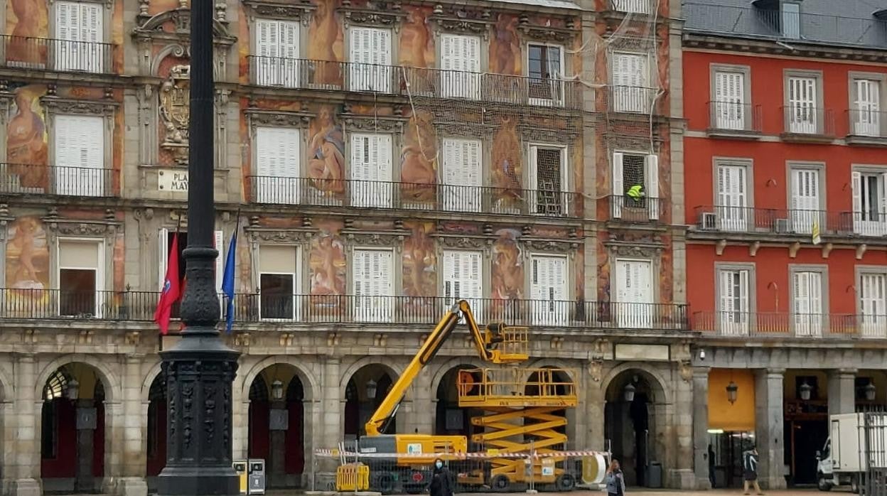 Los operarios de Madrid Destino rehabilitan la fachada de la Casa de la Panadería