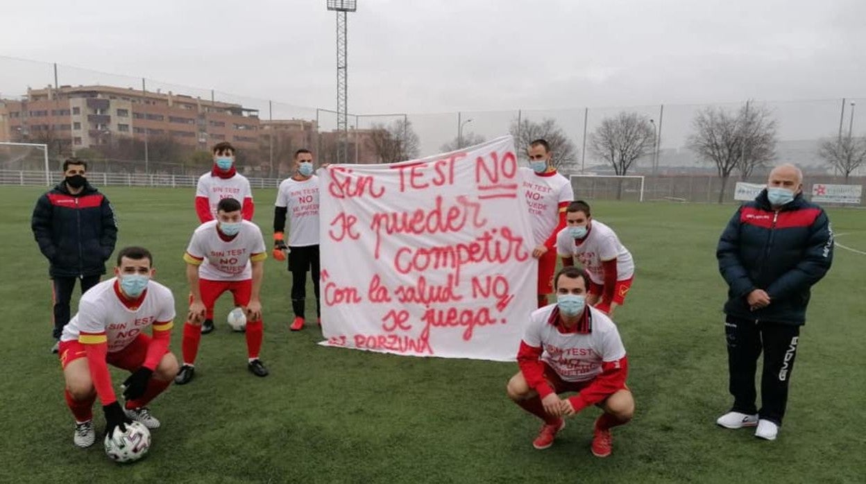 «Me parece totalmente injusto que en Tercera División los test sean obligatorios y en las categorías más modestas no», dice Inocente Palomares, presidente del CF Porzuna, del grupo II de Primera Autonómica