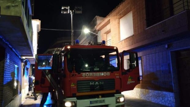 Un incendio calcina una nave dedicada a la fontanería en pleno centro de Valdepeñas