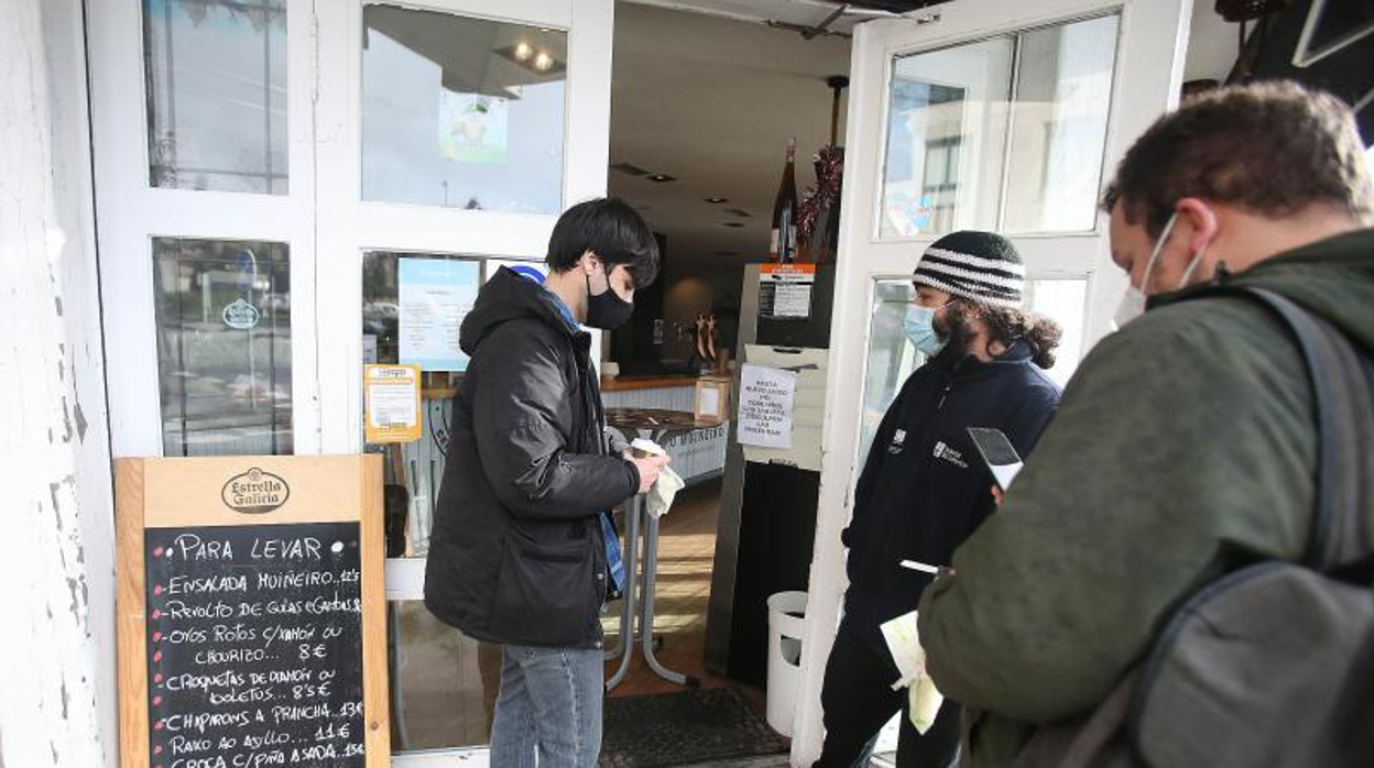 Colas para llevar en un bar