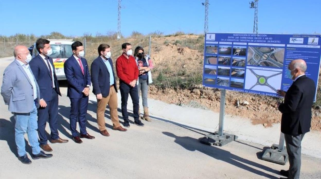 El consejero de Fomento, Nacho Hernando, en la visita a unas obras en una carrereta en Albacete