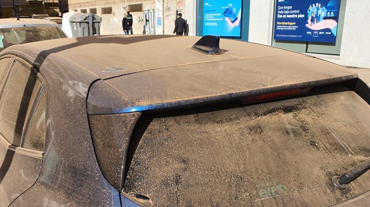 Imagen del estado en el que han amanecido los coches en la ciudad de Alicante