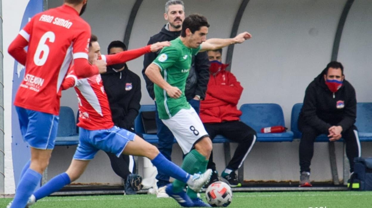 Leo Blázquez trata de controlar el balón