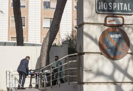 Imagen del traslado del féretro de un fallecido por coronavirus en el hospital General de Valencia