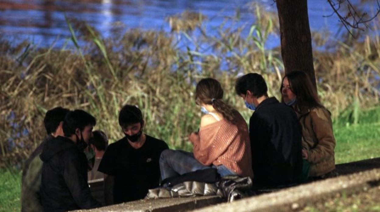 Jóvenes de botellón en una imagen de archivo