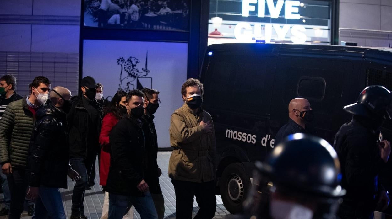 Espinosa de los Monteros abandona plaza Cataluña escoltado por los Mossos