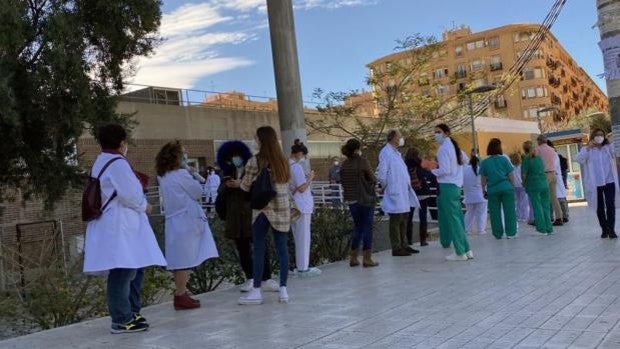 Los enfermeros de Alicante ofrecen acabar de vacunar del coronavirus antes del verano con cientos de voluntarios