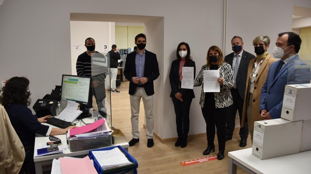 Momento del registro de la alegación presentada por todos los grupos políticos