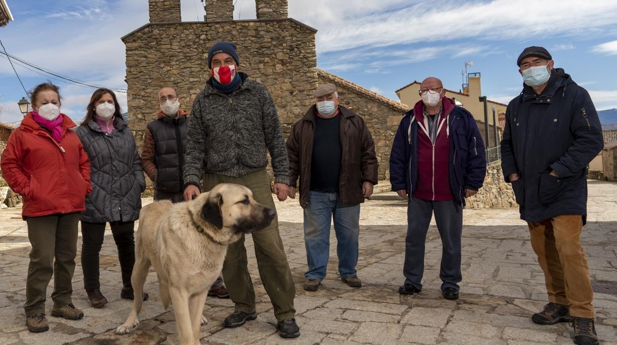 Una parte de los vecinos de La Acebeda afectados por los cambios del padrón posa para ABC, el pasado fin de semana, ante la iglesia del pueblo