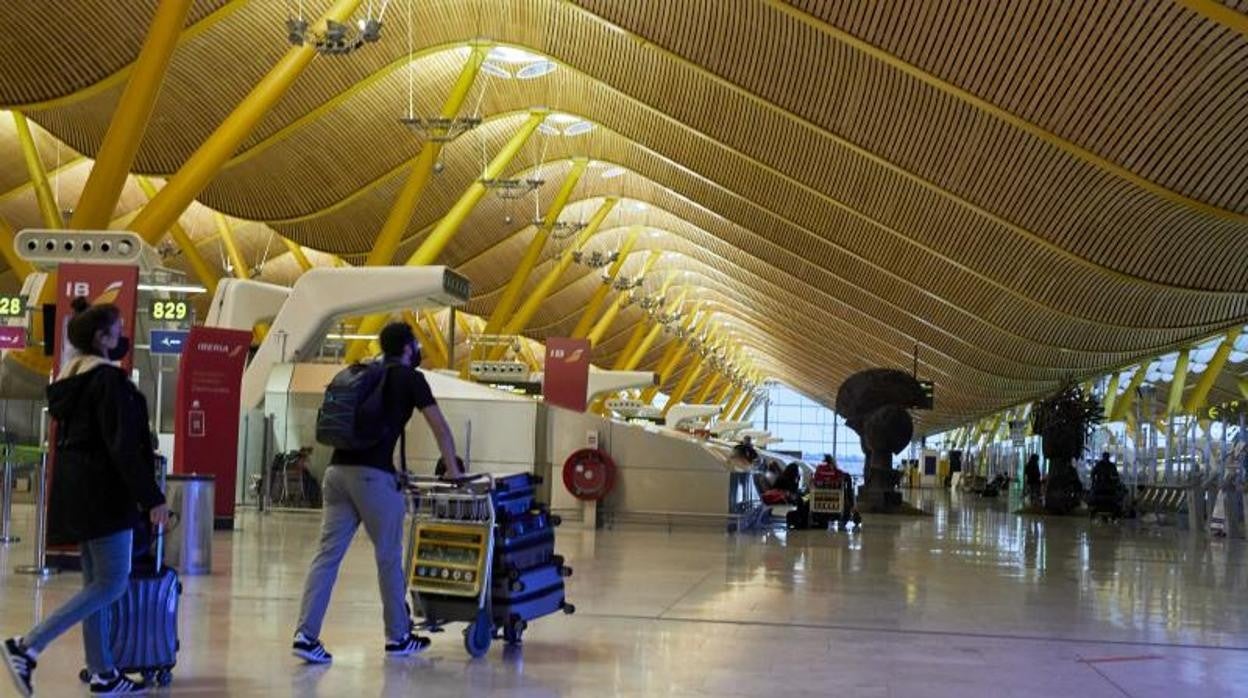 Viajeros en el aeropuerto Adolfo Suárez-Madrid Barajas