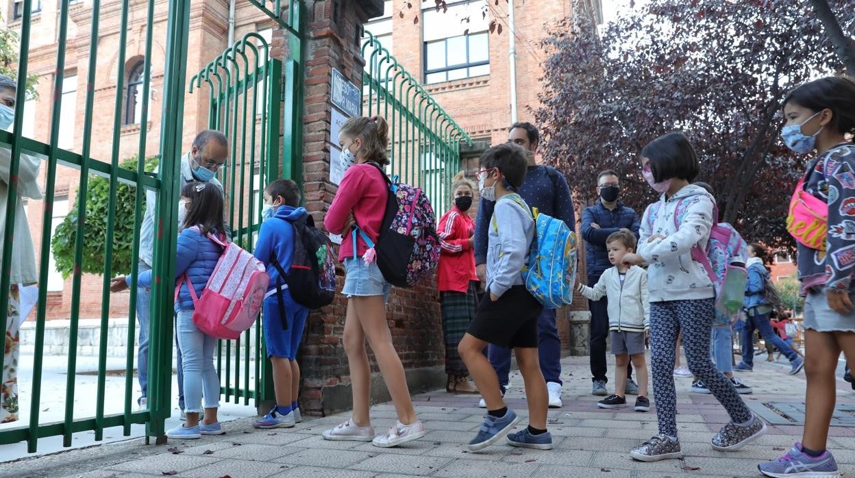 Toma de temperatura a las puertas de un colegio, al inicio de curso