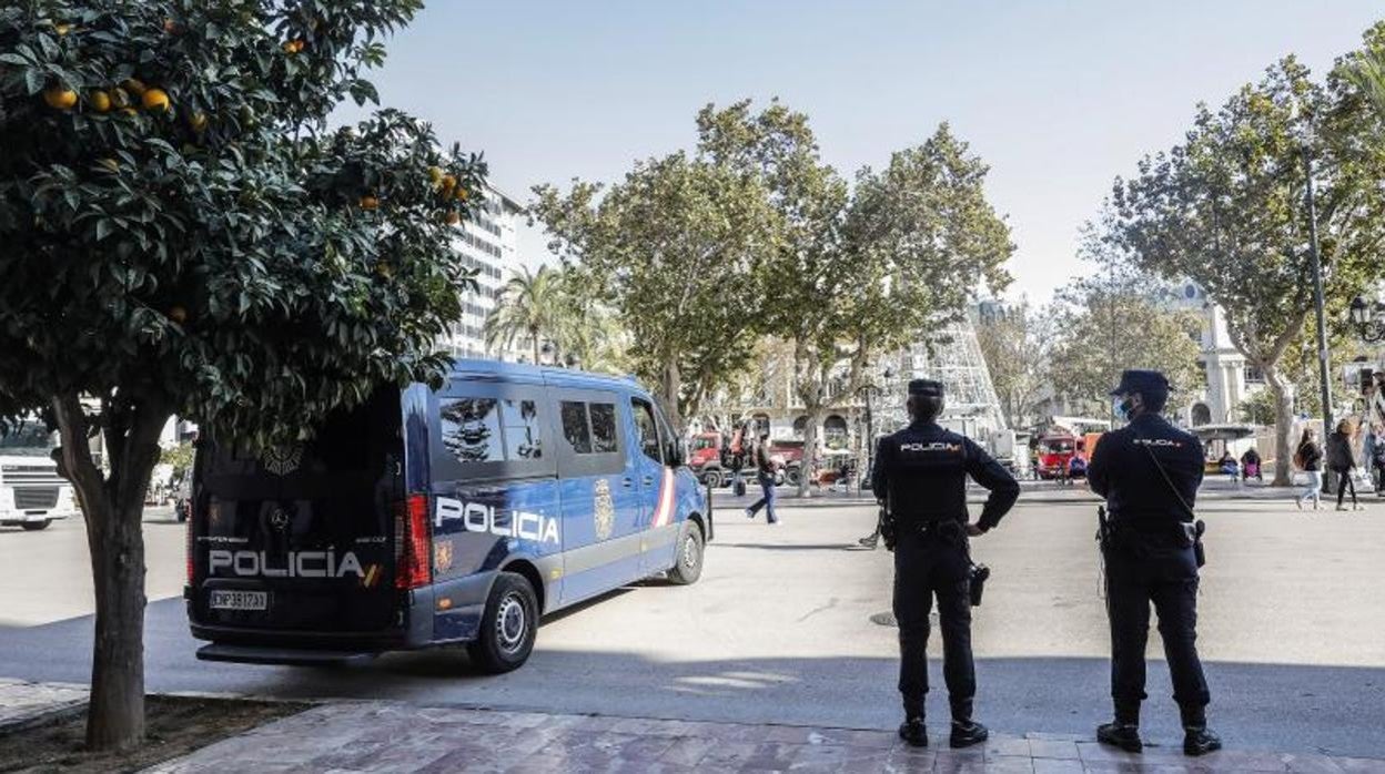 Dos policías nacional patrullando en Valencia