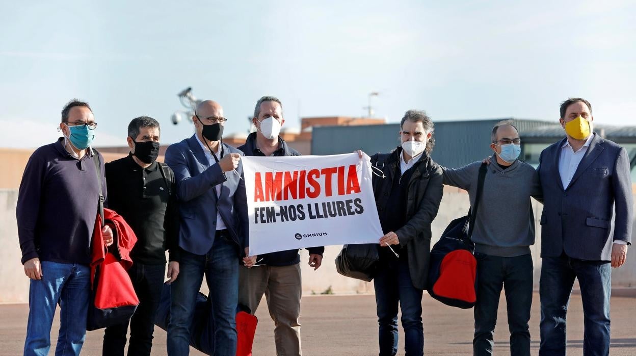 Los líderes independentistas saliendo de la cárcel