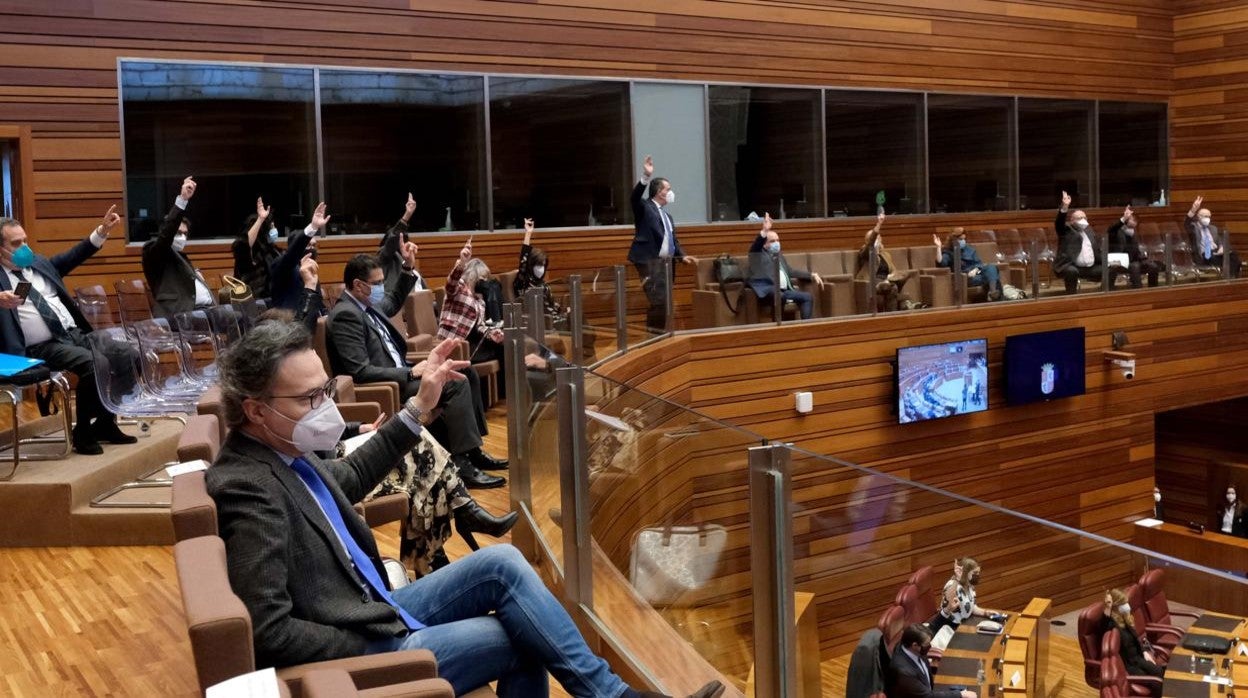 Votación en la segunda jornada del Pleno de las Cortes