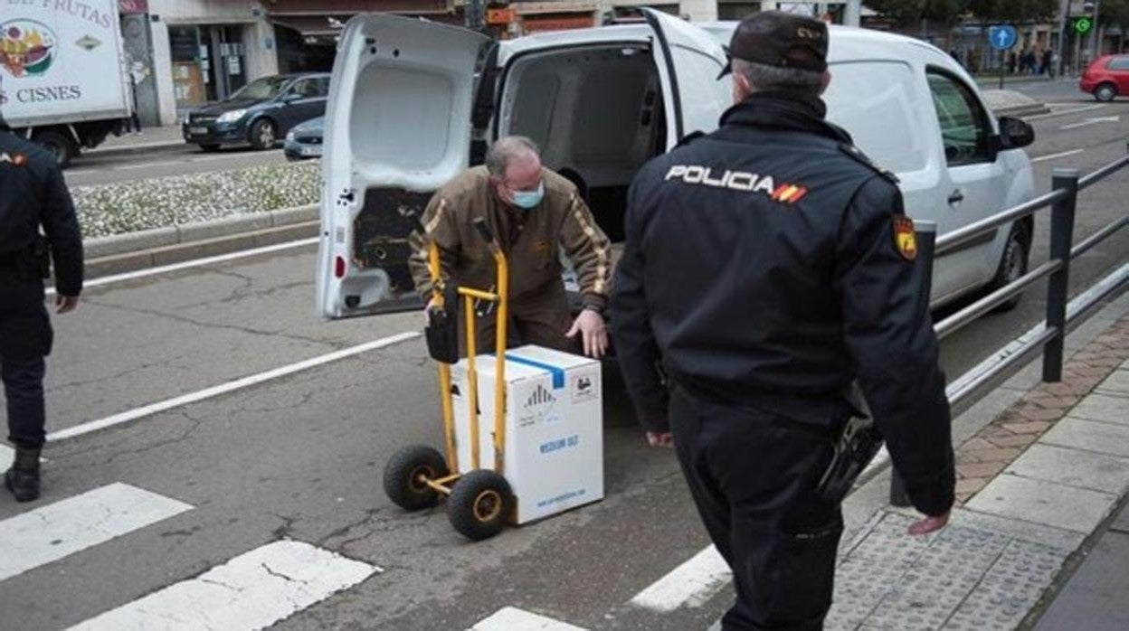 Policías vigilan el traslado de dosis de vacunas contra el coronavirus