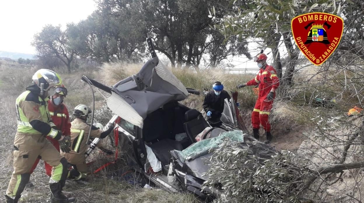 El vehículo en el que viajaban el padre y su hijo se salió de la carretera y sufrió un fatal impacto. En la imagen, estado en que quedó tras las tareas de excarcelación de los bomberos