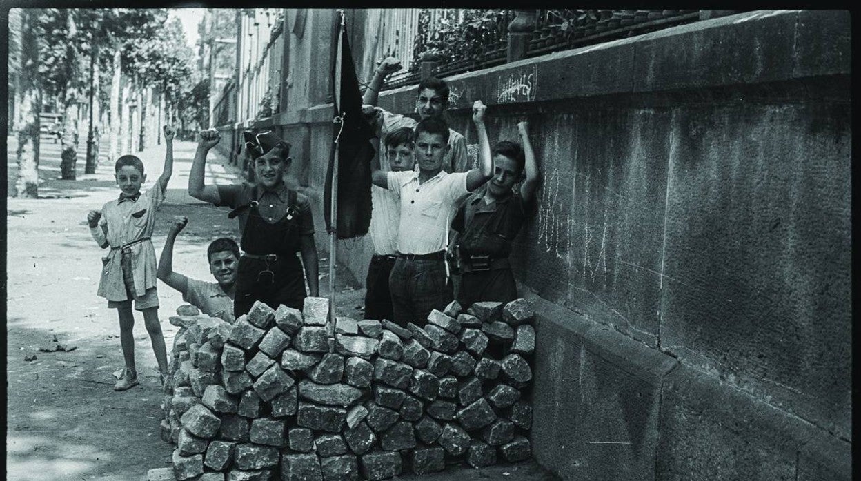 «Barricada infantil detrás de la Universidad d Barcelona en agosto de 1936», una de las fotografías de Campañà