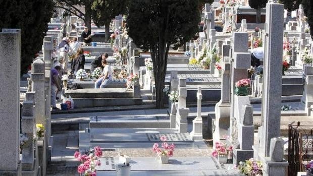 El cementerio abre con normalidad a excepción de la puerta principal