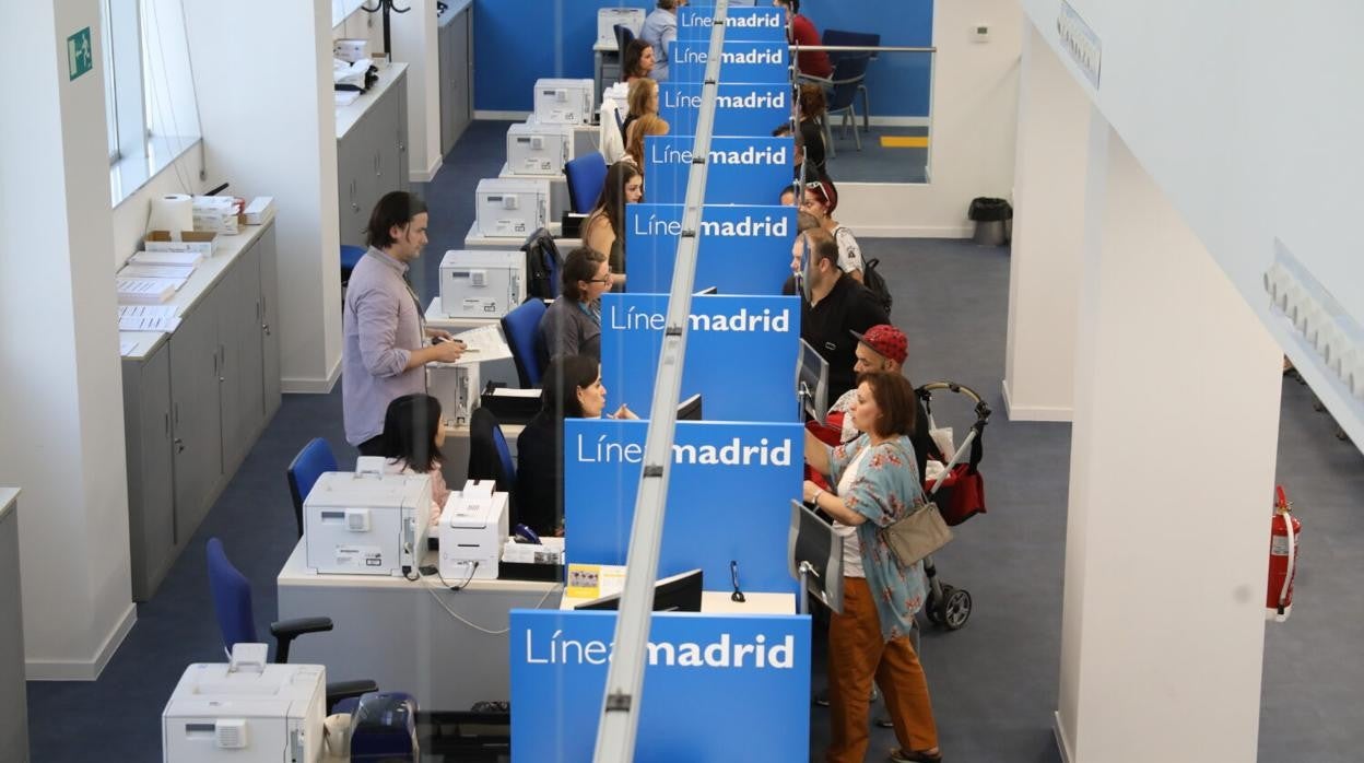 Trabajadores de Línea Madrid, en una imagen de archivo