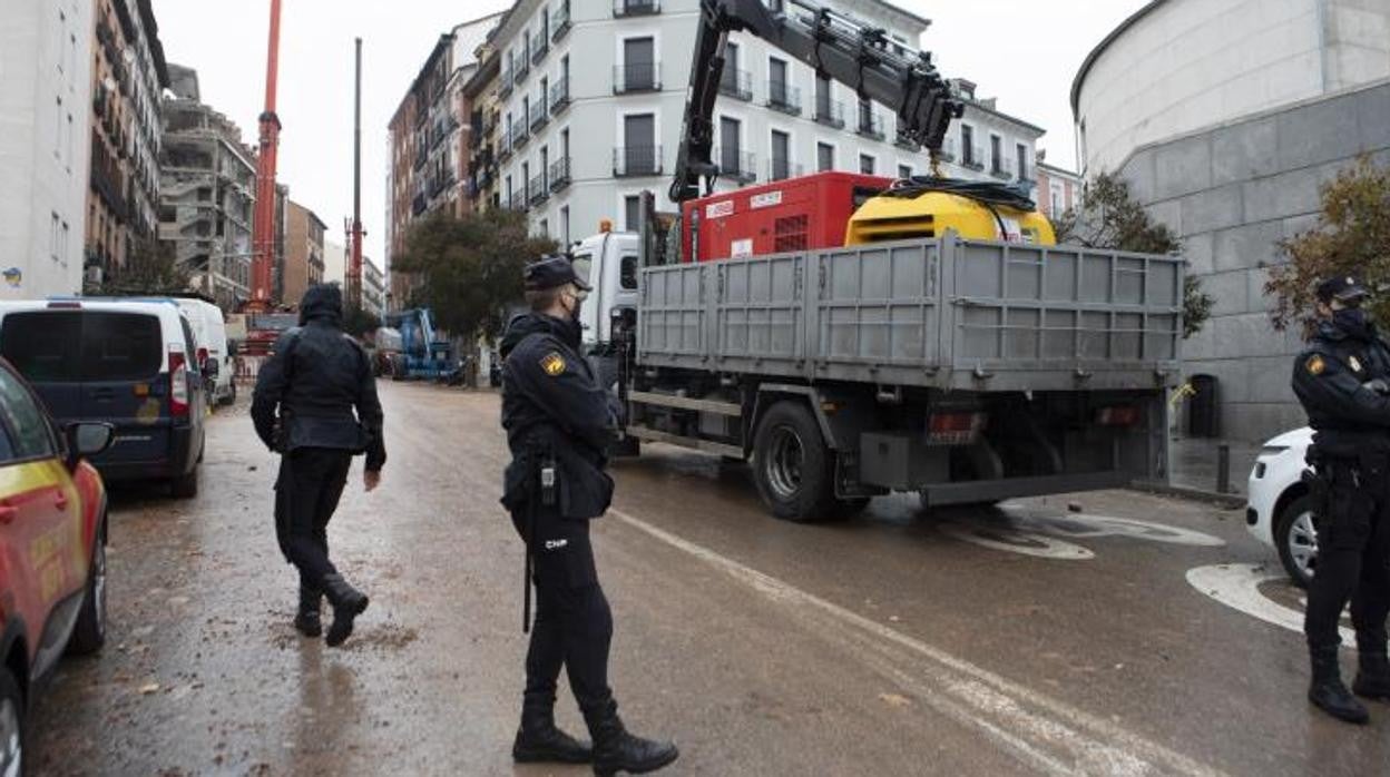 La Policía, en el lugar del escape de Toledo, 98, el día después de la explosión