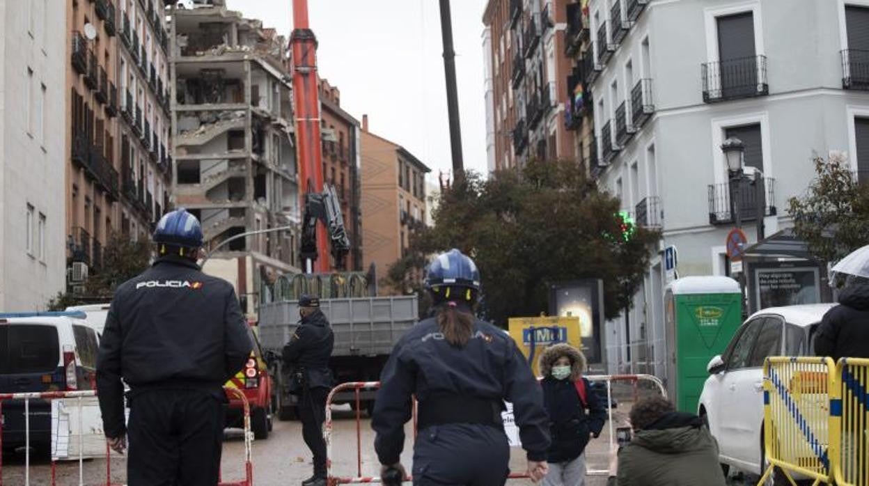 La Policía Nacional, al día siguiente, frente al edificio siniestrado