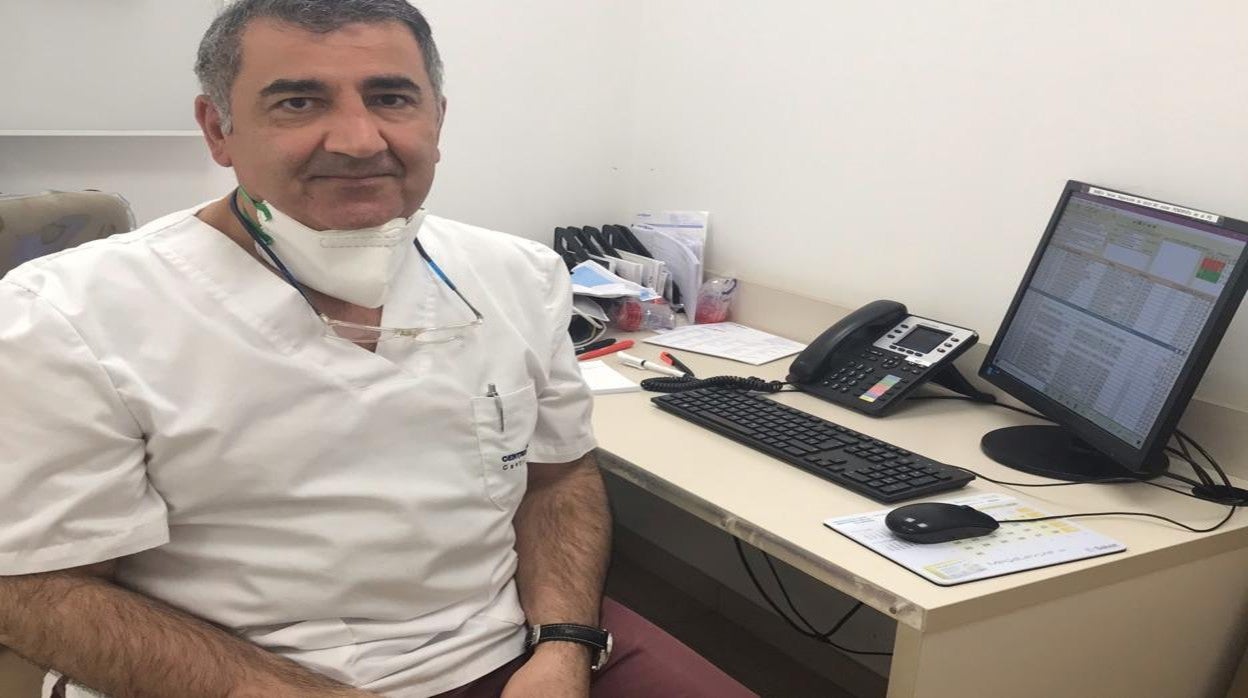El médico Mohsen Abedian en su consulta del ambulatorio privado de Castelldefels