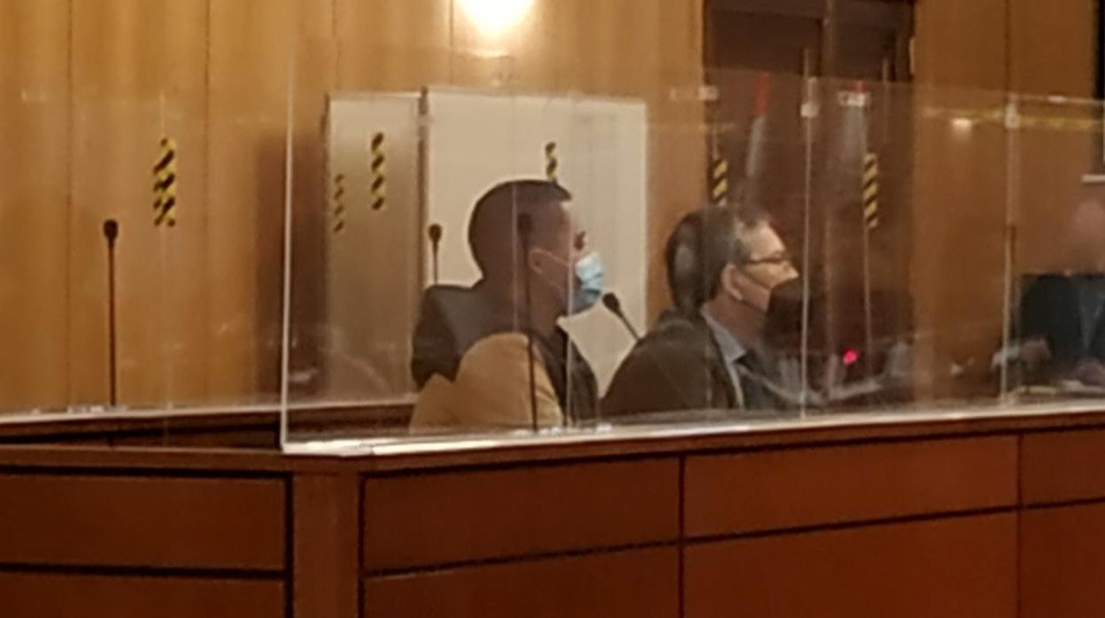 El ya condenado junto a su abogado durante el juicio de conformidad celebrado en la Audiencia de Valladolid