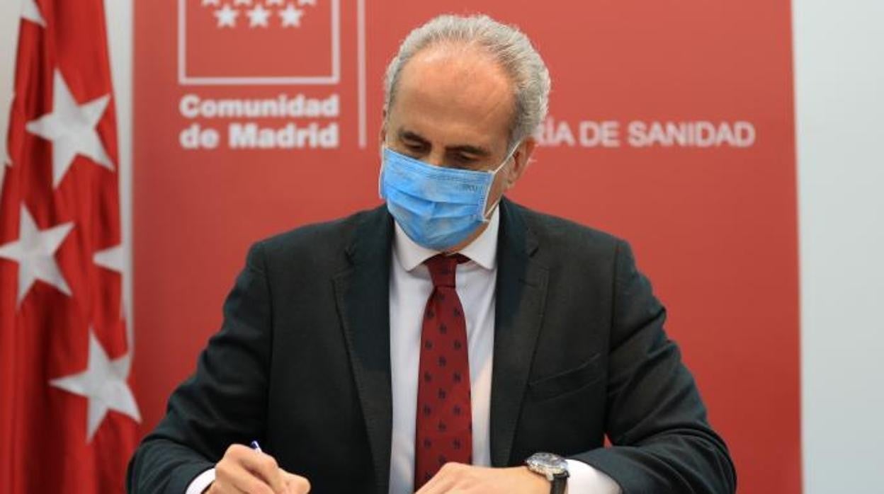 El consejero de Sanidad de la Comunidad de Madrid, Enrique Ruiz Escudero, durante un acto