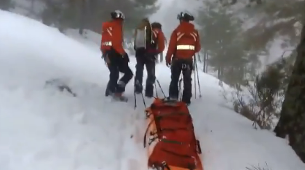 Los bomberos de montaña rescatan a la esquiadora accidentada en el Pico del Nevero