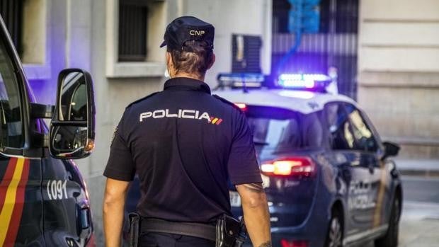 Dos menores de 15 años encapuchados pegan con cadenas a otro tras perseguirlo por la calle en Valencia