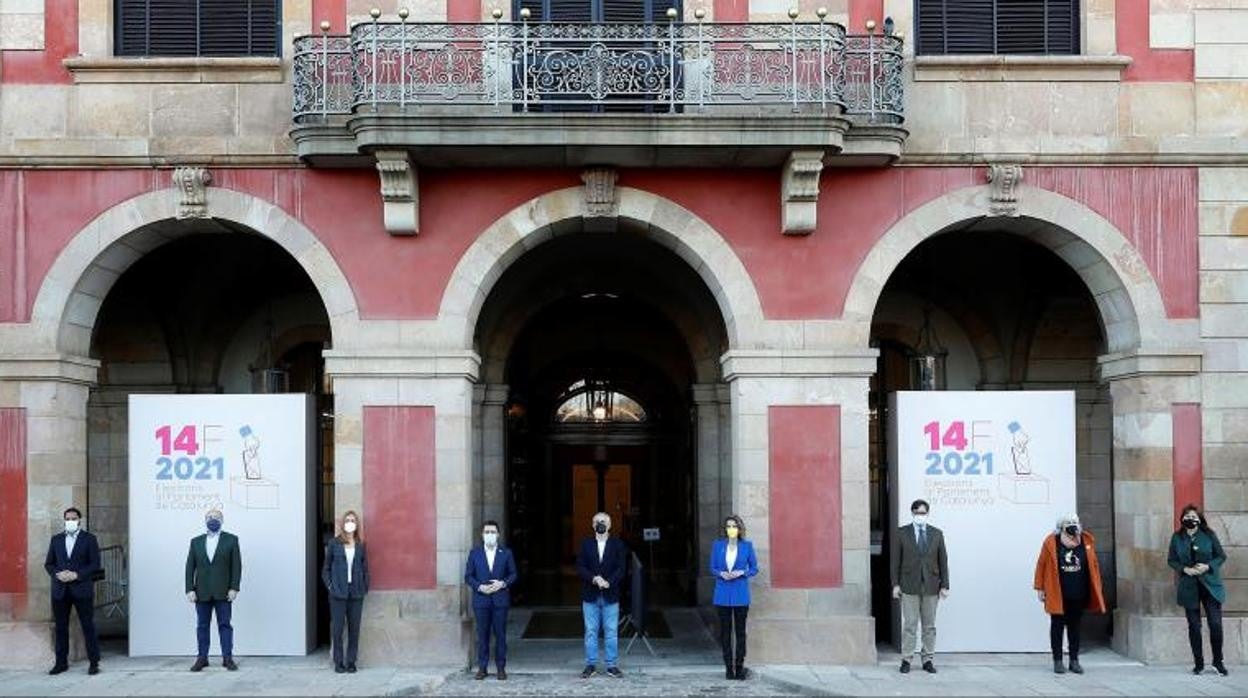 Los candidatos a las elecciones, posando esta mañana ante la puerta del Parlament