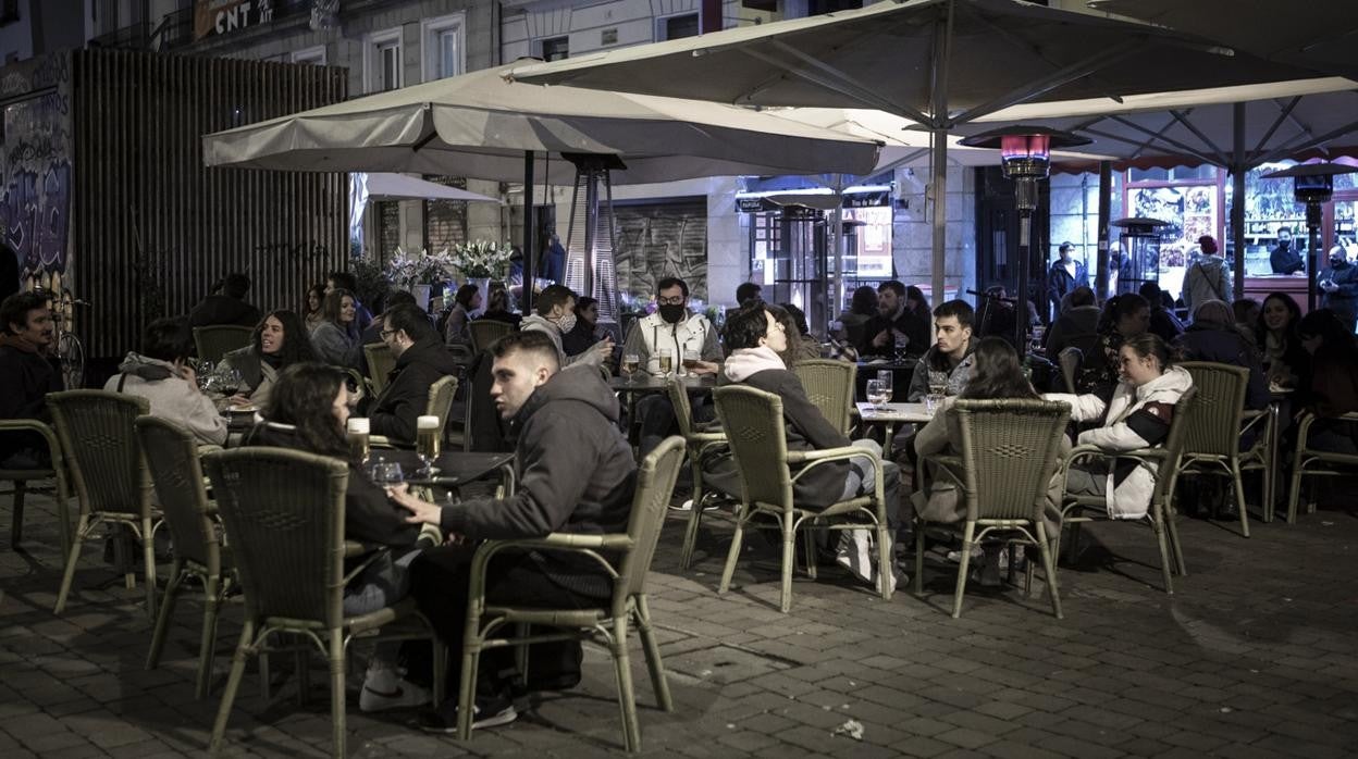 Una terraza en la plaza de Tirso de Molina, media hora antes del cierre, este jueves