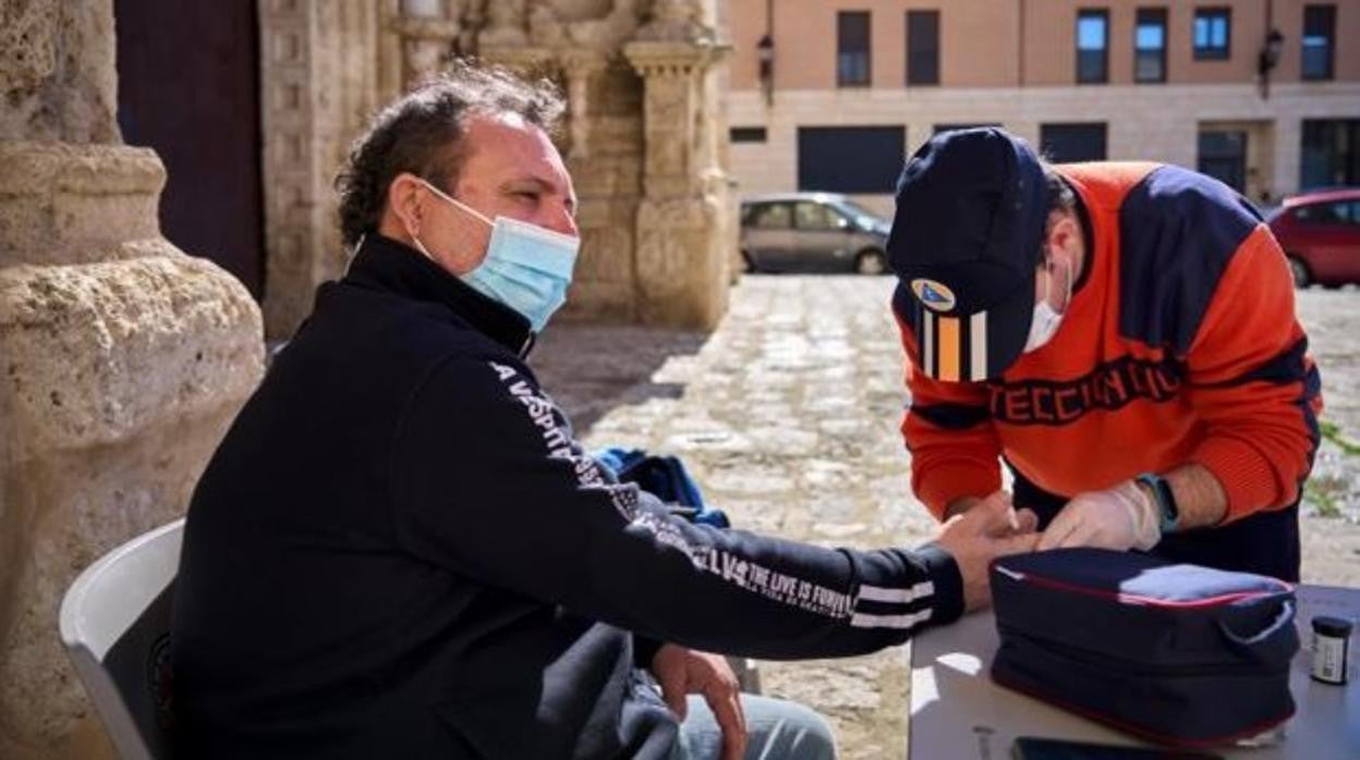 Alfonso Beltrán durante un control de salud ante la Colegiata de Torrijos