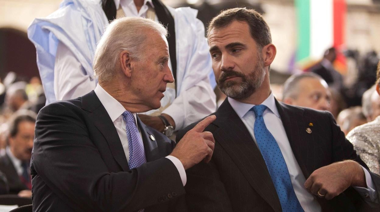 Joe Biden y Felipe VI durante la toma de posesión de Enrique Peña Nieto en México