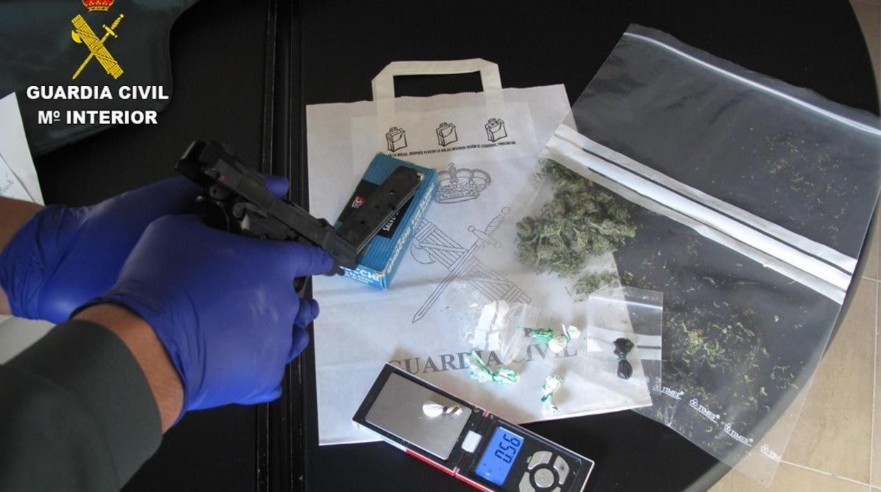 Dosis de cocaína y marihuana intervenidas por la Guardia Civil