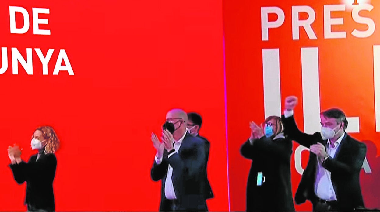 Iván Redondo, puño en alto, en la celebración de la victoria de Salvador Illa