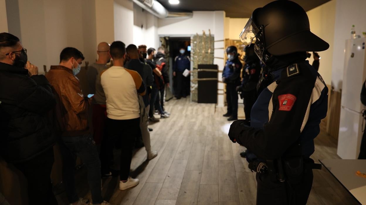 Agentes de la Policía Municipal intervienen una fiesta ilegal durante el toque de queda