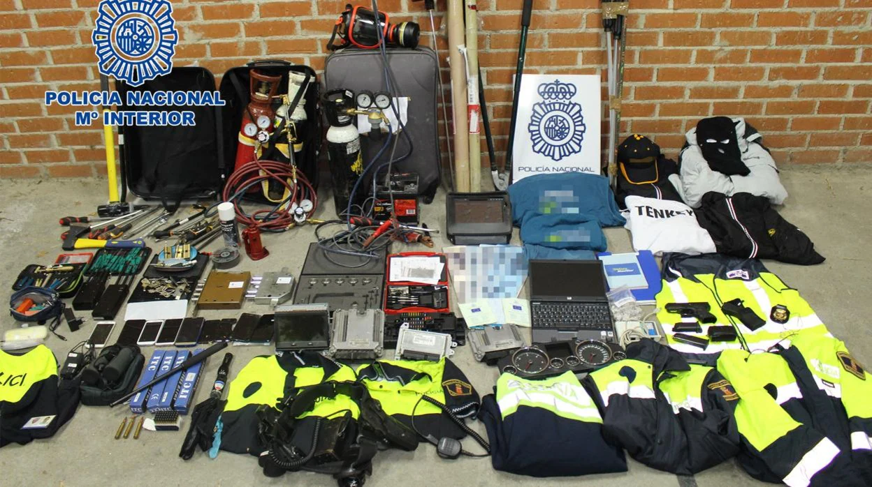 Material y armas encontradas por la Policía Nacional