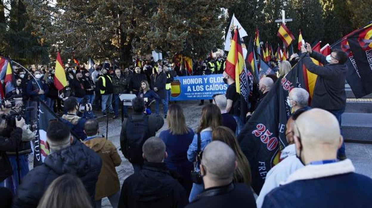 Varias personas participan en una marcha en homenaje a la División Azul en Madrid