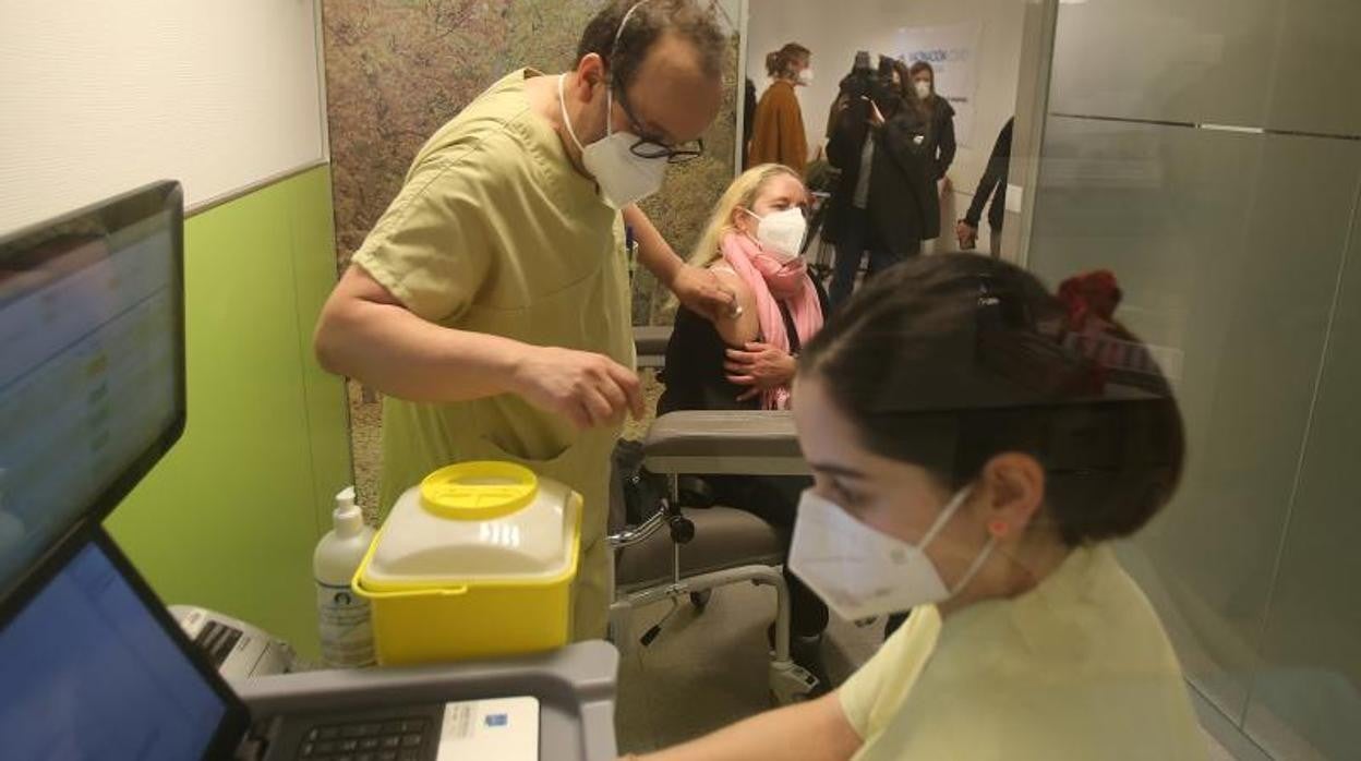 Proceso de vacunación en el hospital de Santiago